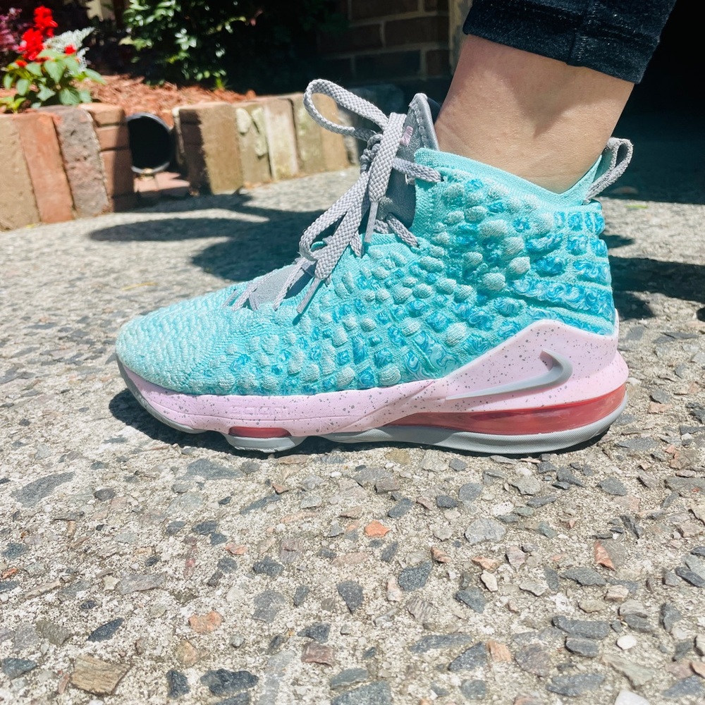 Nike size 6.5Y Lebron Xvii Girls/women’s basketball sneakers